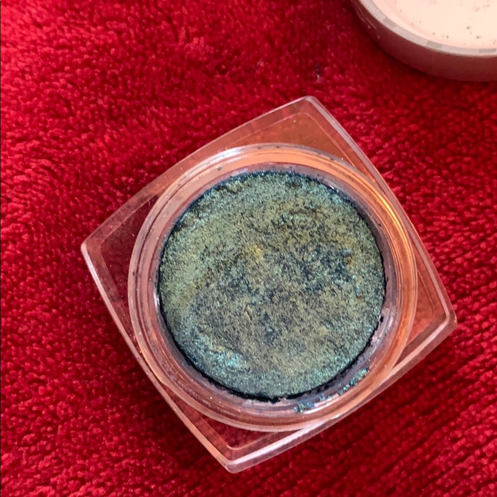 Eyeshadow - Picture 3 of 3
